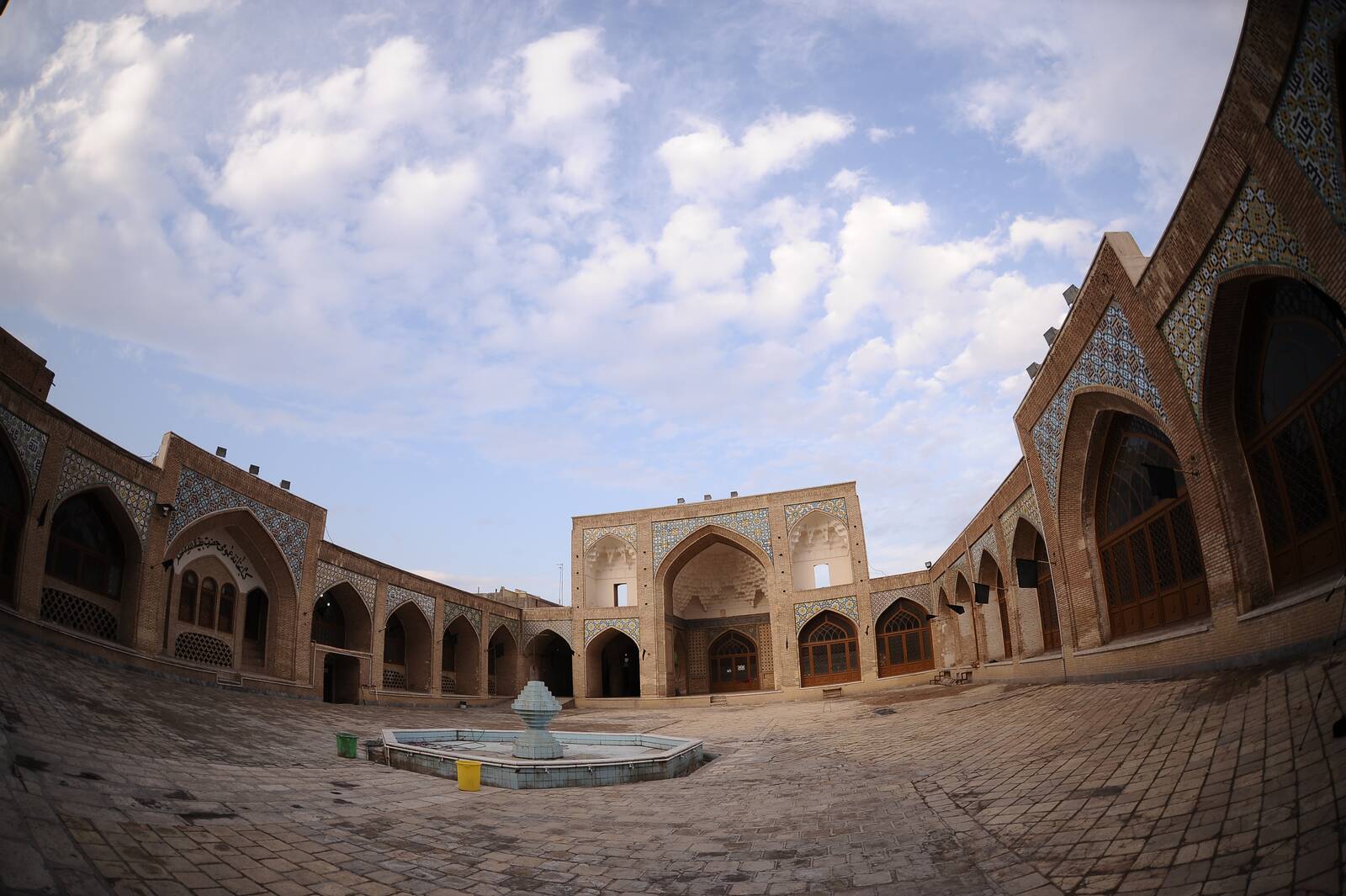 مسجد جامع، مدرسه جهانگیرخان، گذر شاه حمزه